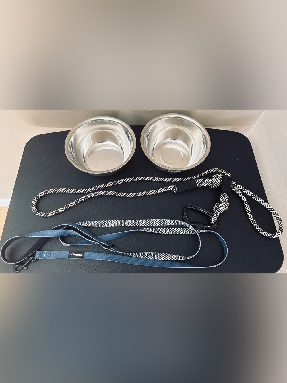 Lot of 4 Pet Items - WILDERDOG & PupBox Dog Leashes + 2 Pet Bowls